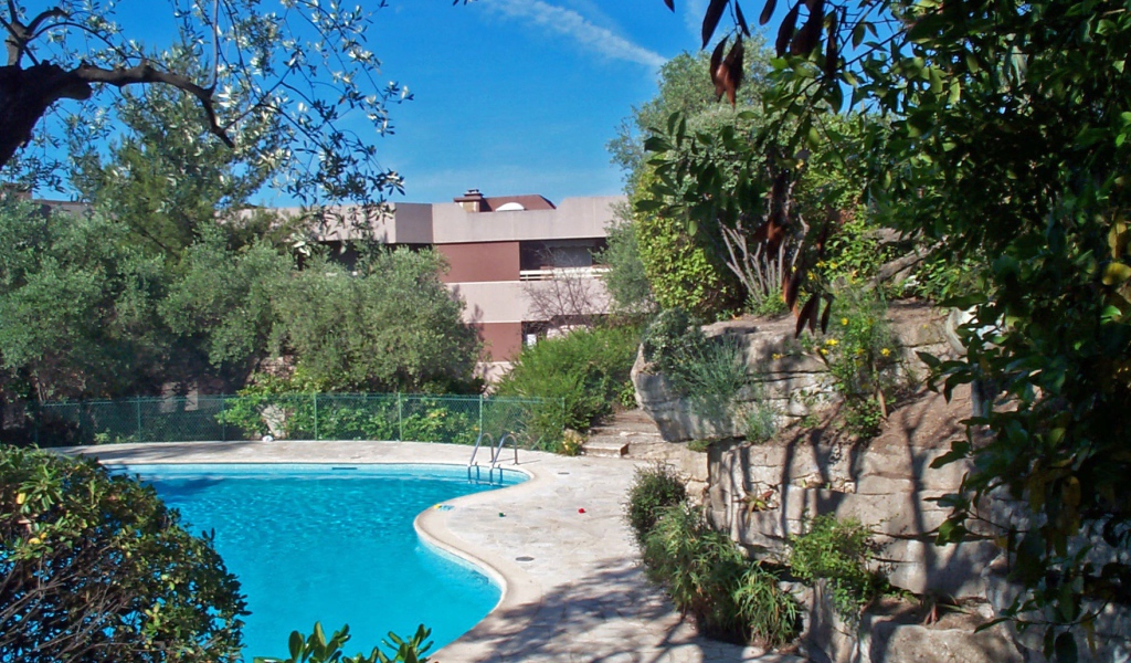 Бассейн на курорте Мирамар Круести, Франция