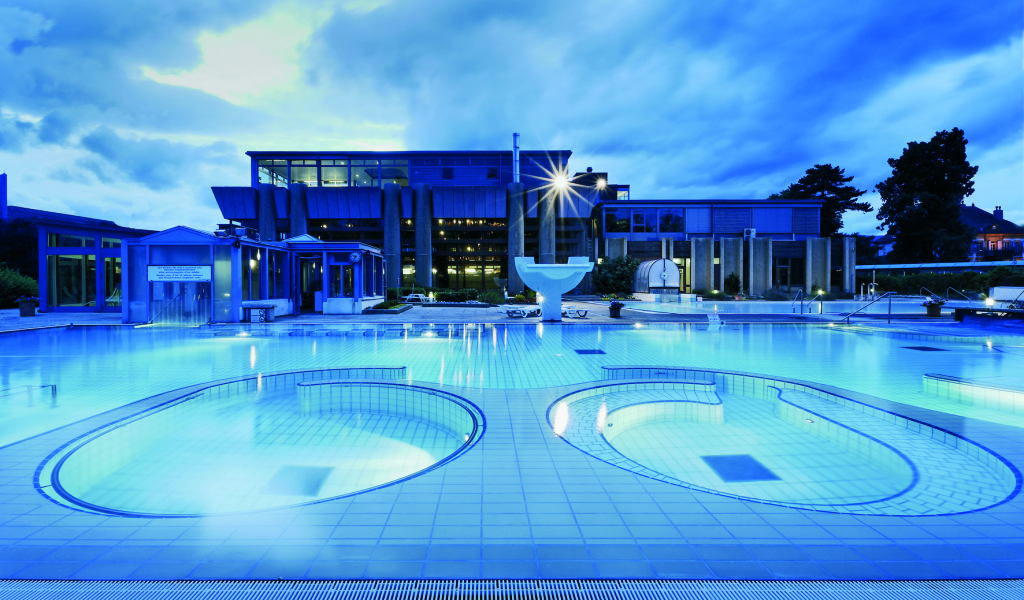 Бассейн на курорте Эвиан, Франция
