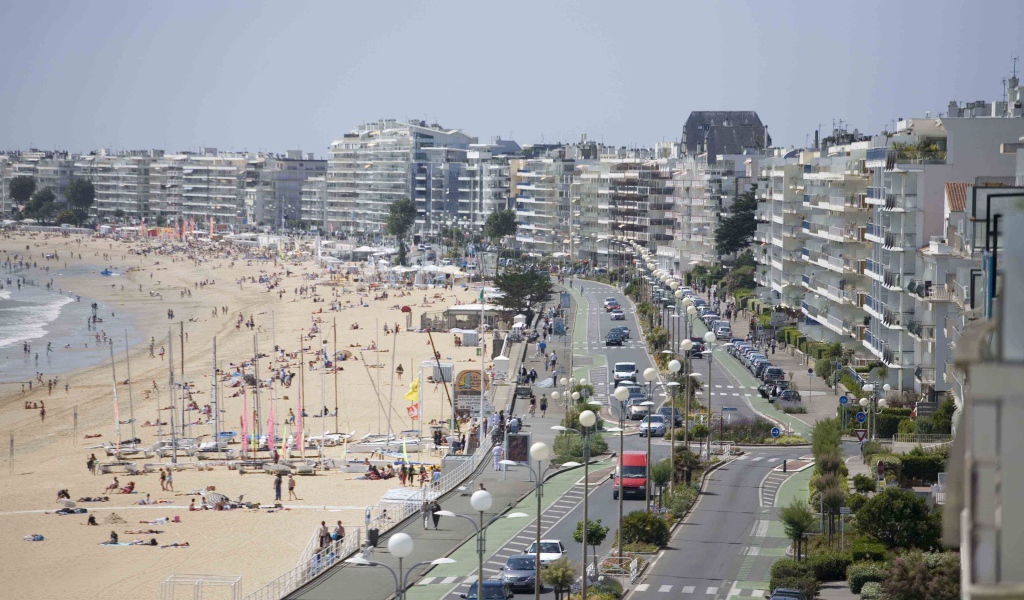 Набережная на курорте Ла Боль, Франция