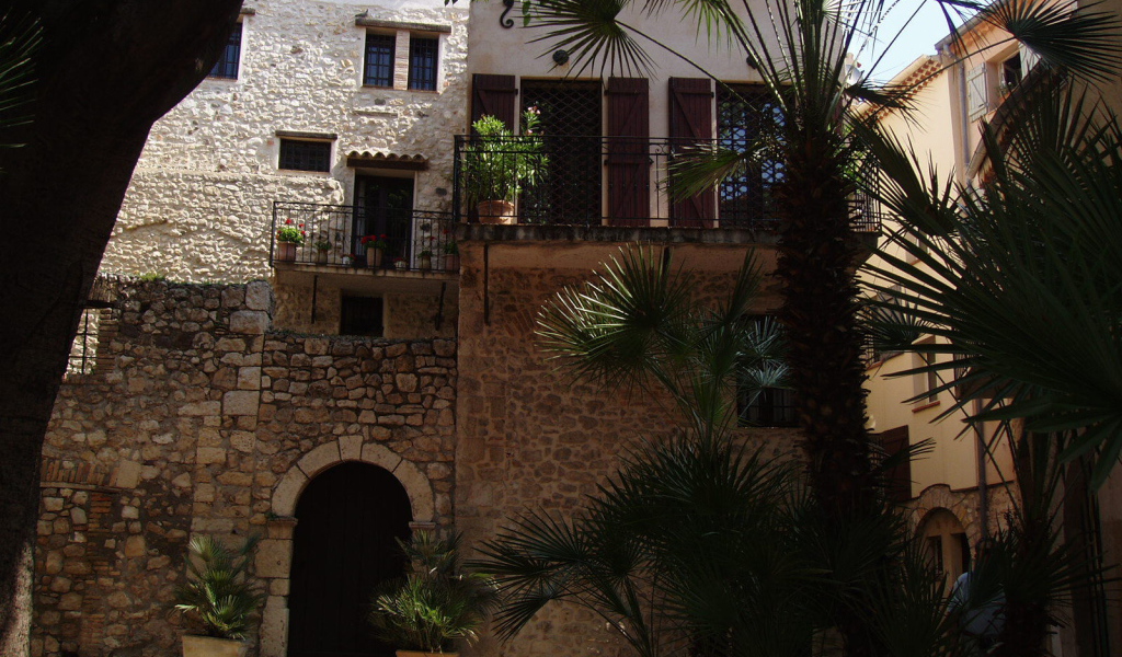 Тихий дворик на курорте Антибы, Франция