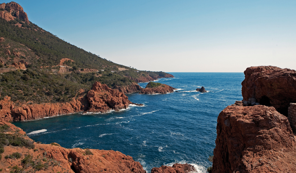 Красные скалы на курорте Манделье ля Напуль, Франция