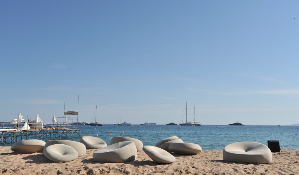 Отдых на пляже в Каннах, Франция