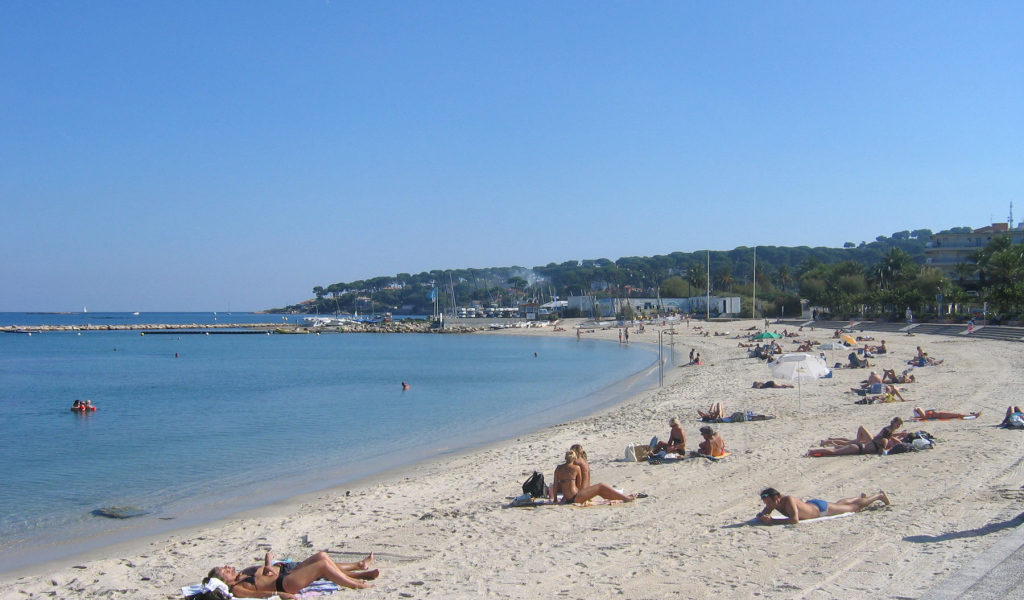 Отдых на пляже на курорте Антибы, Франция