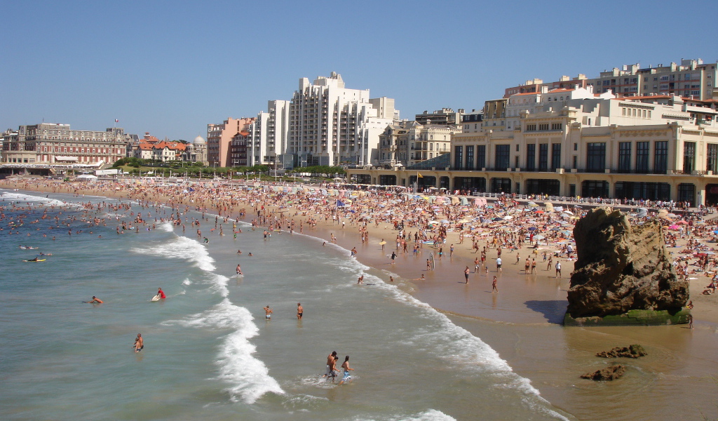 Отдых на пляже на курорте Биарриц, Франция