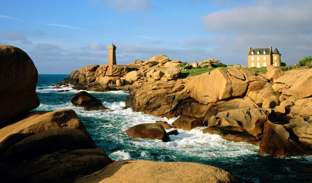 Скалы у берега в Бретань, Франция