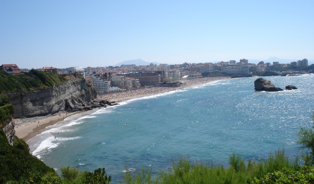 Скалы у берега на курорте Биарриц, Франция