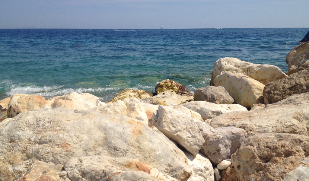 Каменистый берег в городе Ницца, Франция