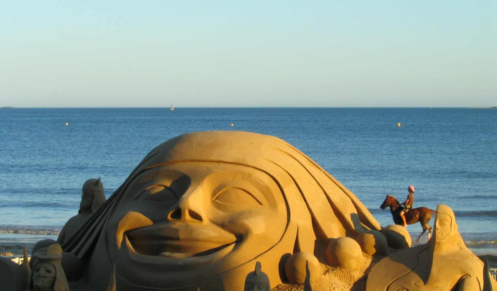 Песчаная скульптура на курорте Ла Боль, Франция