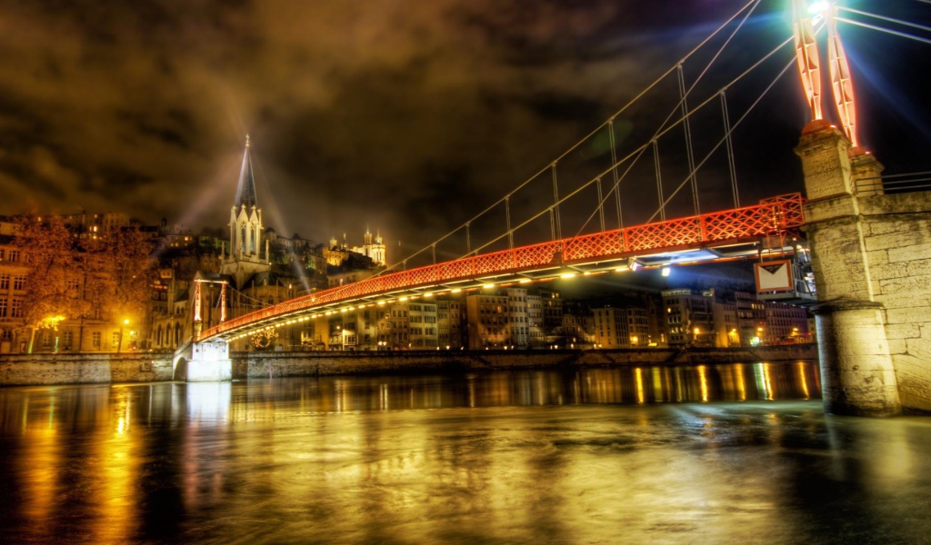 Сияющий мост в городе Лион, Франция