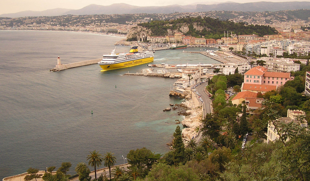 Лайнер в порту в городе Ницца, Франция