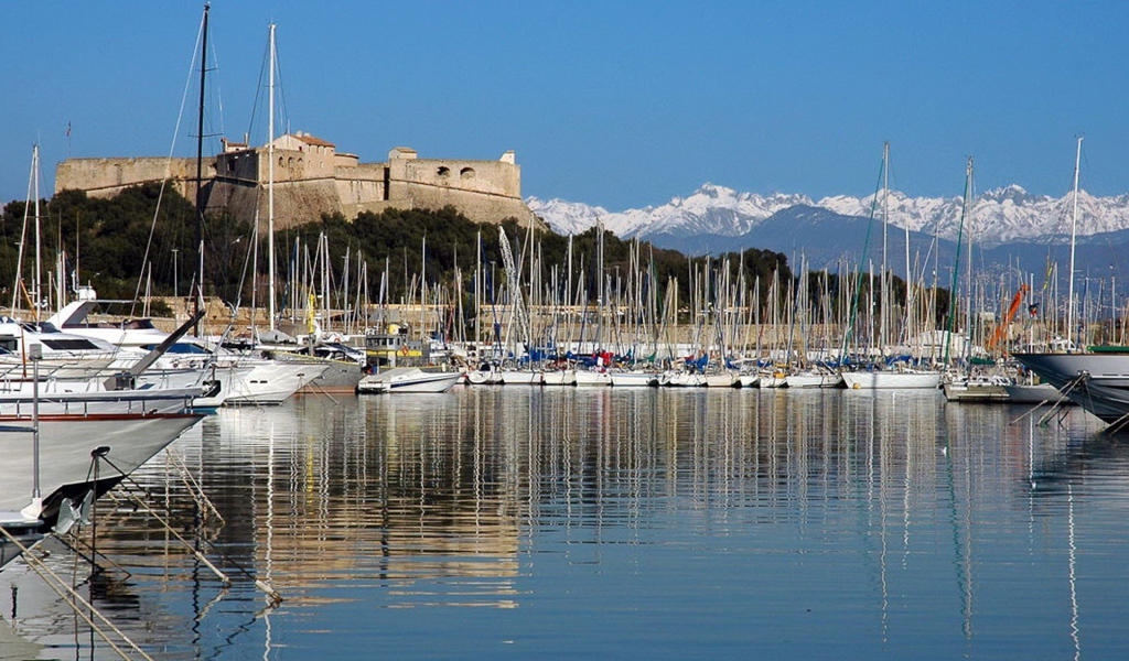 Корабли у набережной на курорте Антибы, Франция