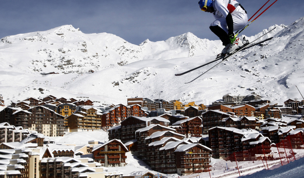 Лыжник на горнолыжном курорте Валь-Торанс, Франция