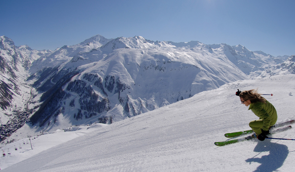 Катание на лыжах на горнолыжном курорте Валь д'Изер, Франция