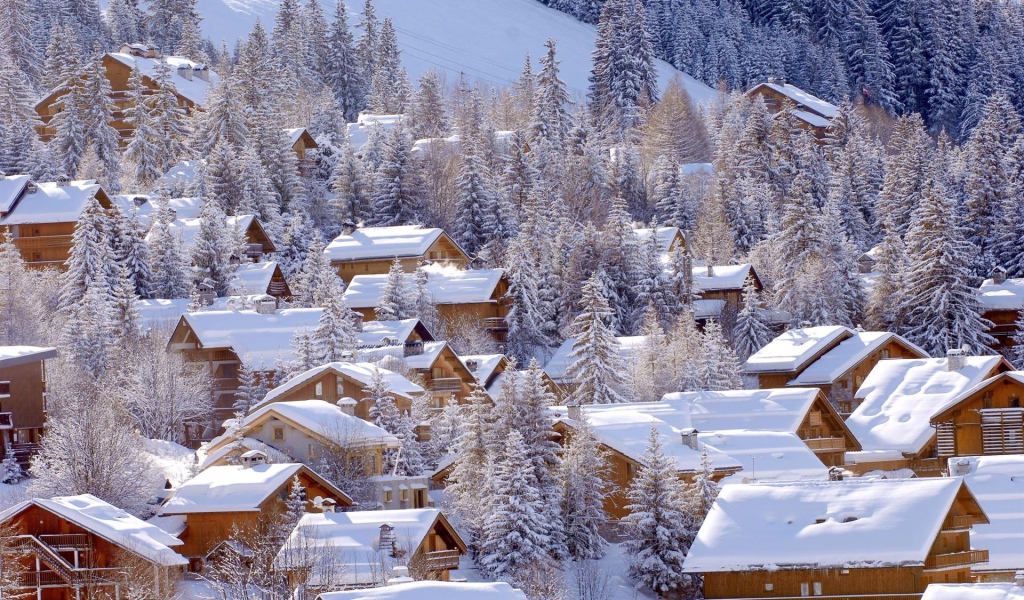 Заснеженные дома на горнолыжном курорте Мерибель, Франция