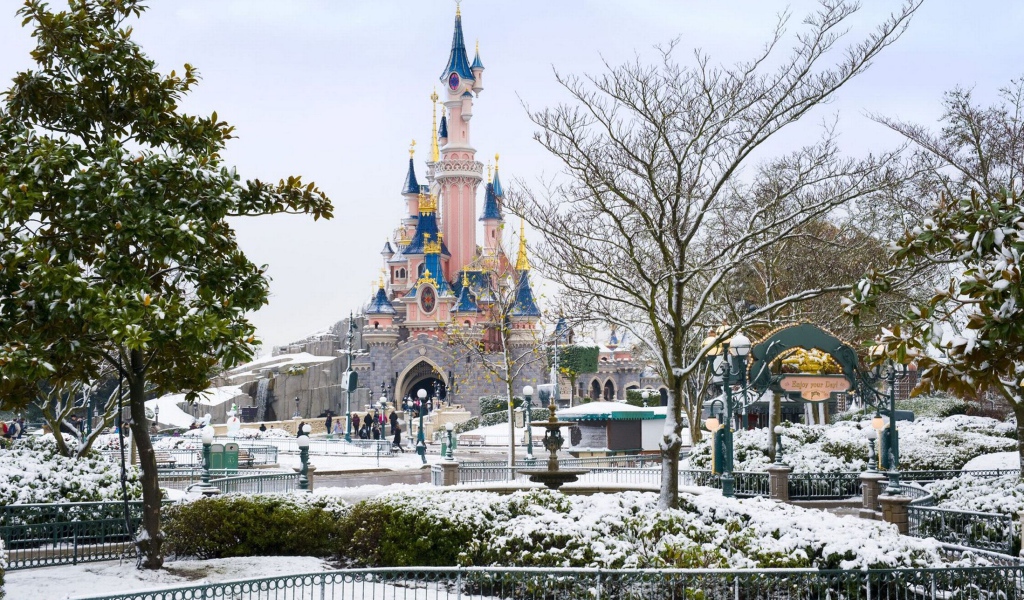Снег в Диснейленде, Франция