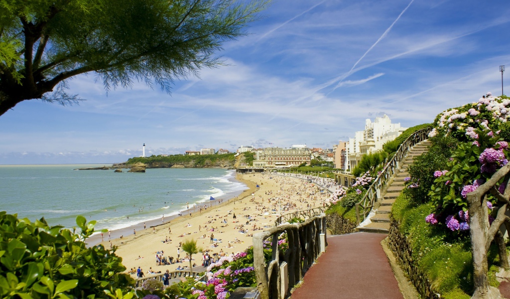 Лестница на пляж на курорте Биарриц, Франция