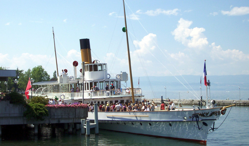 Пароход у пристани на курорте Эвиан, Франция