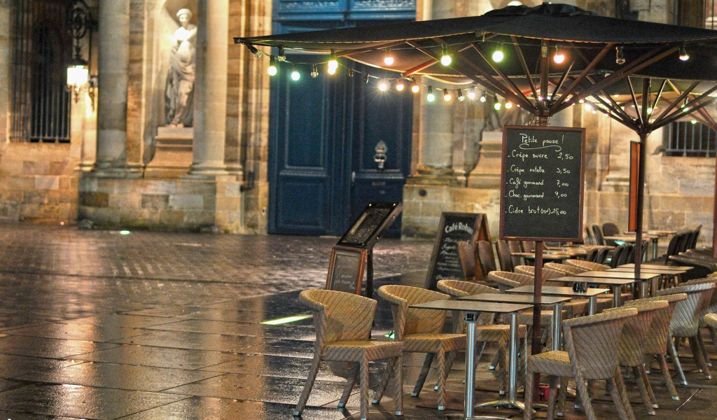 Уличное кафе в Бордо, Франция