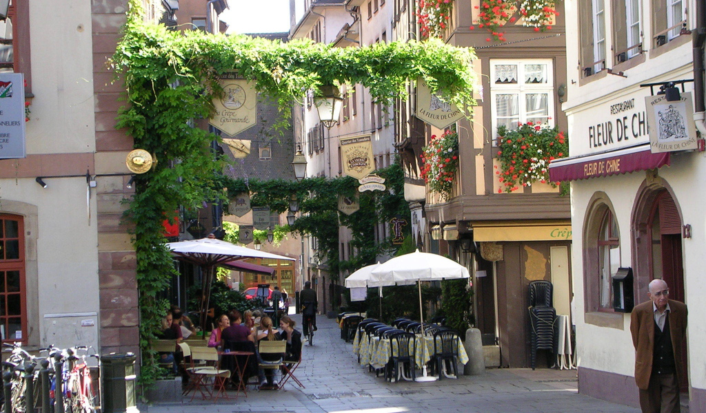 Уличное кафе в городе Страсбург, Франция