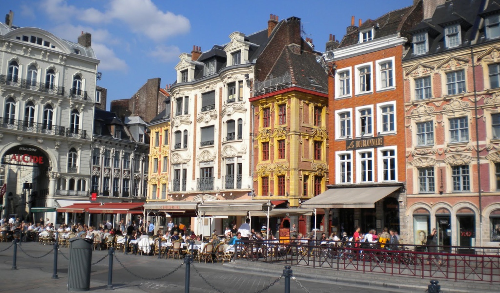 Уличное кафе в городе Лилль, Франция