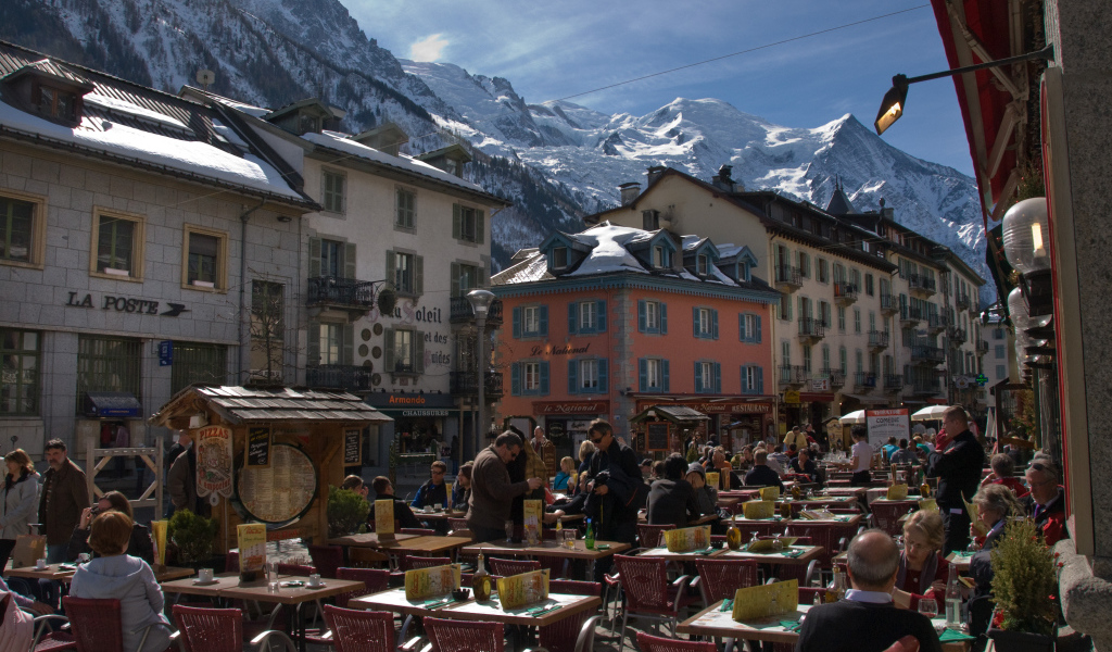 Уличное кафе на горнолыжном курорте Межев, Франция
