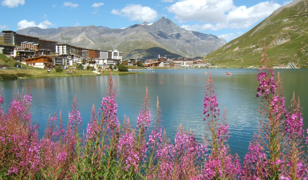 Летний пейзаж на горнолыжном курорте Тинь, Франция