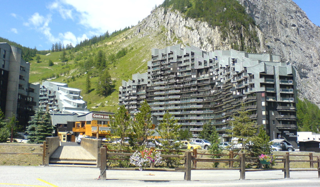 Летний пейзаж на горнолыжном курорте Валь д'Изер, Франция