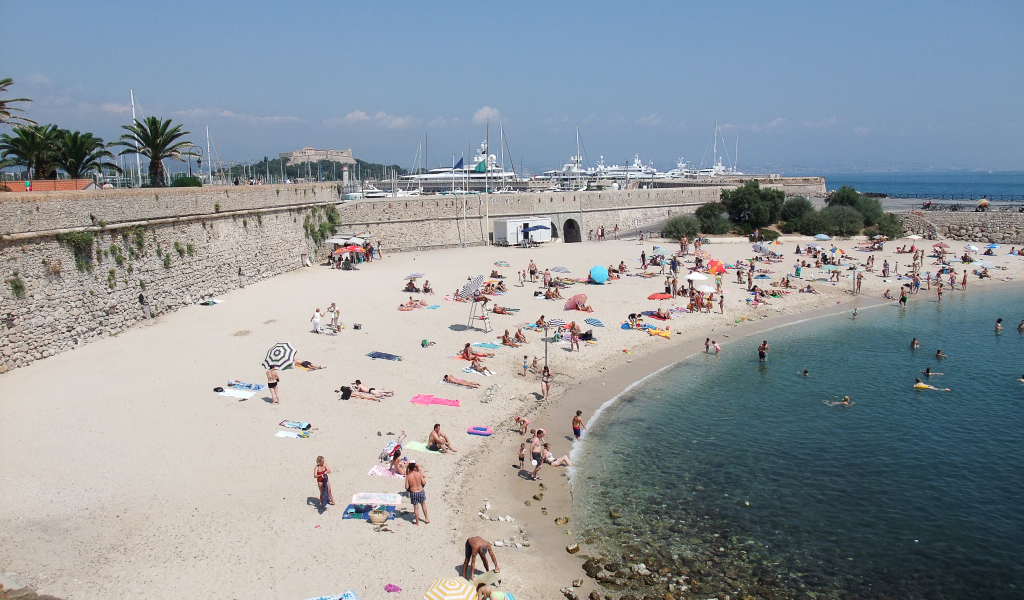 Летний отдых на пляже на курорте Антибы, Франция