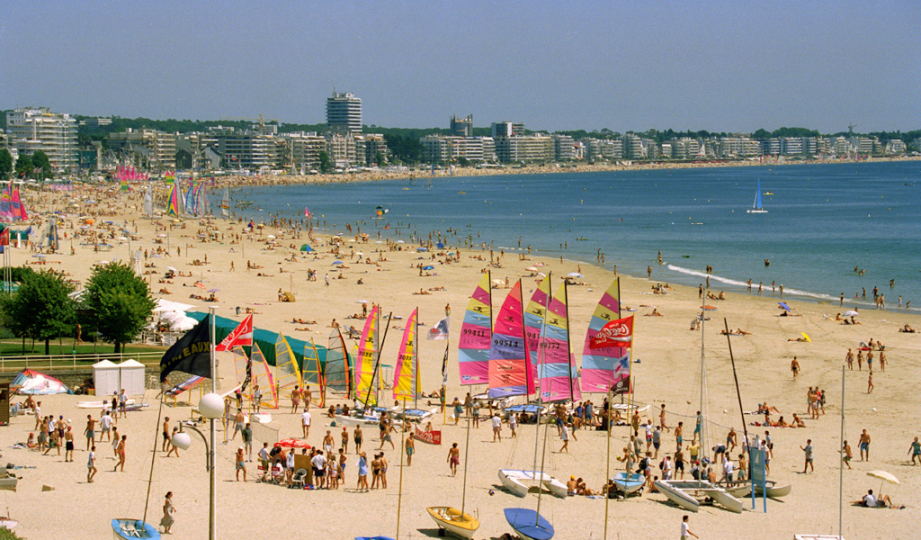 Летний отдых на пляже на курорте Ла Боль, Франция