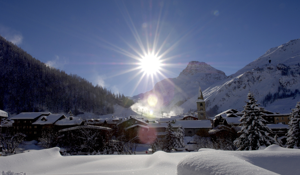 Солнце на горнолыжном курорте Валь д'Изер, Франция