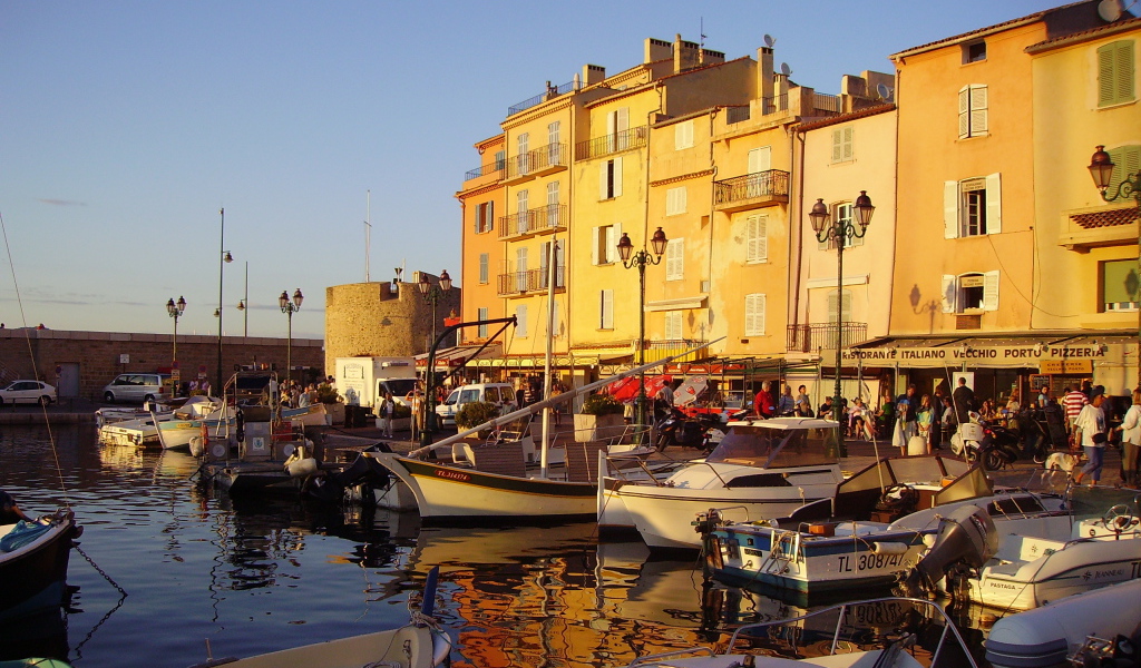 Закат в порту на курорте Сен-Тропе, Франция