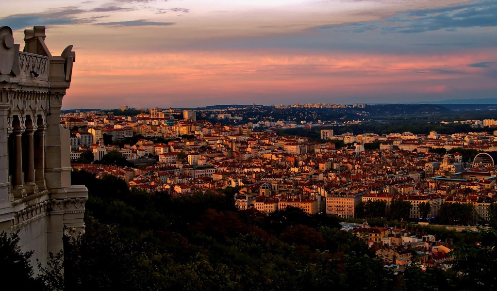 Закат в городе Лион, Франция