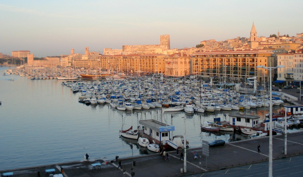 Закат в порту в городе Марсель, Франция