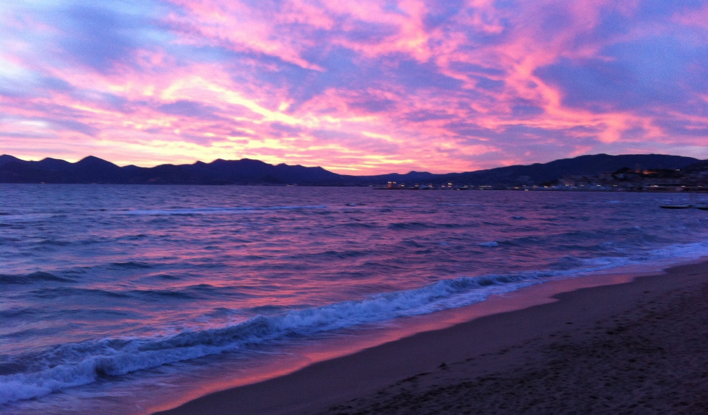 Закат на пляже на курорте Ла Боль, Франция