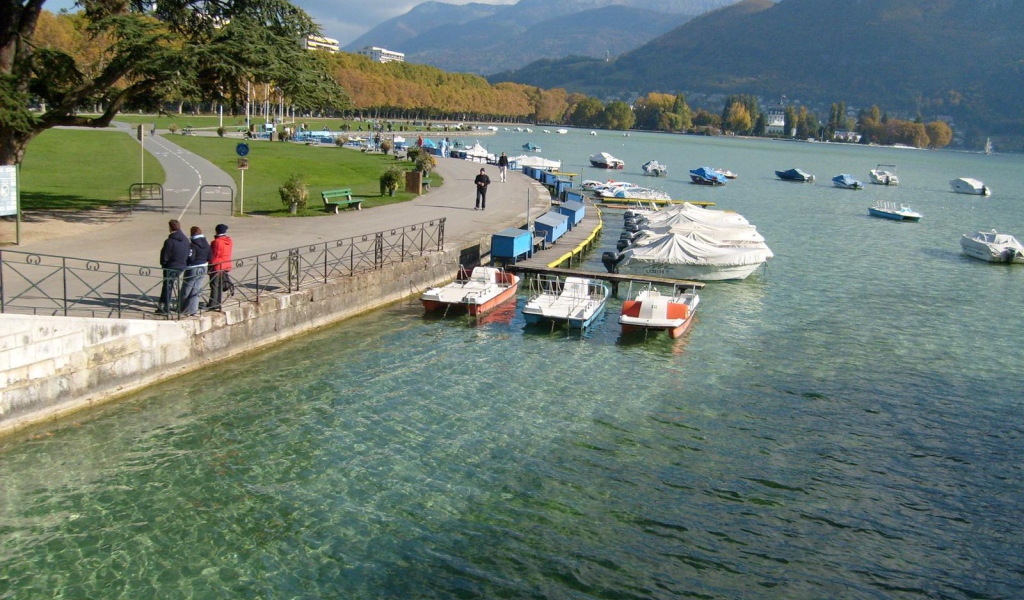 Набережная озера в городе Аннеси, Франция