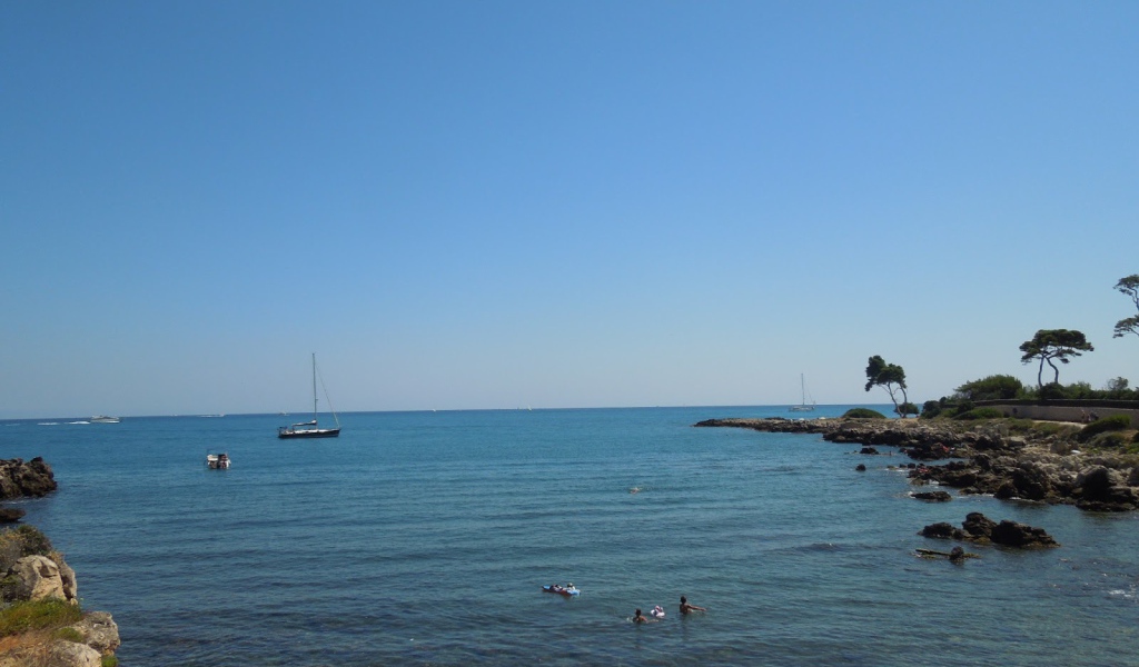 Море на курорте Антибы, Франция