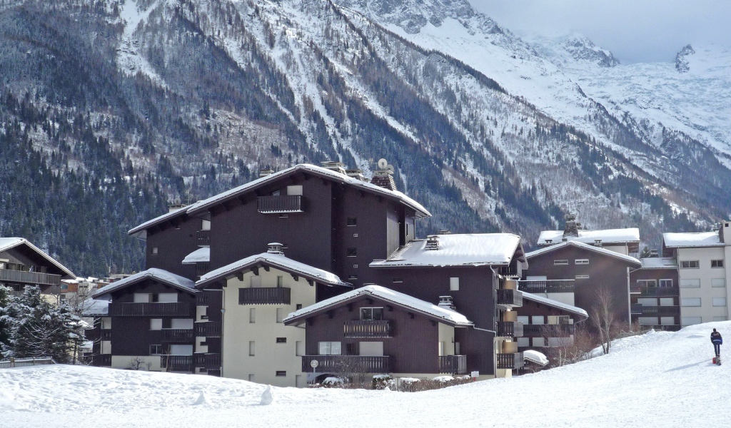 Городские здания на горнолыжном курорте Самоен, Франция