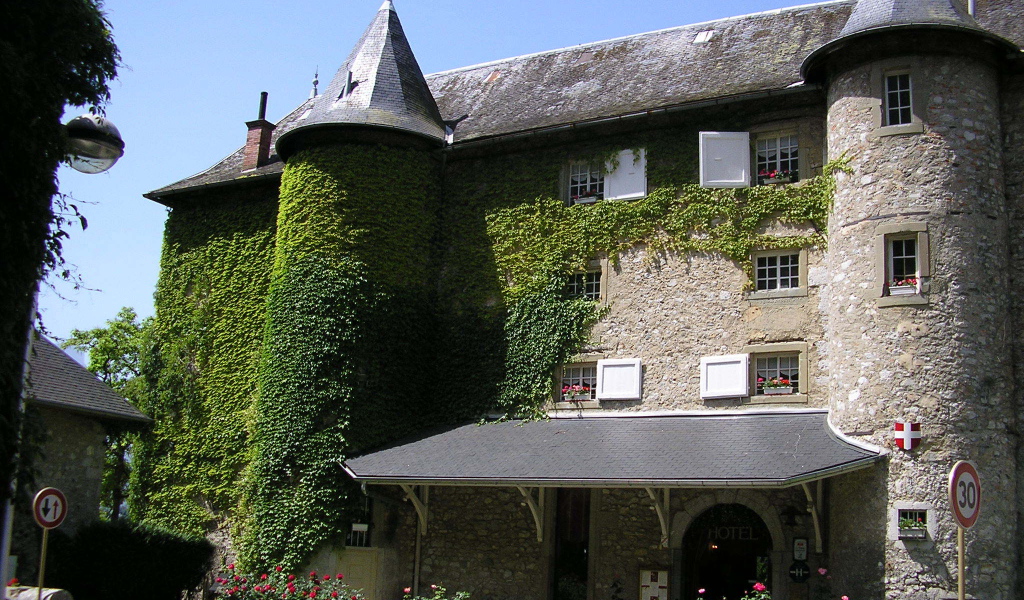 Заросший зеленью замок в городе Виши, Франция