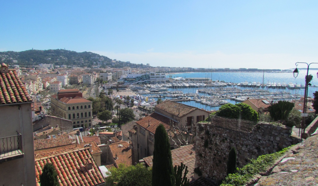 Вид с холма в Каннах, Франция