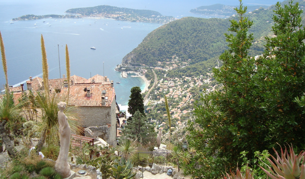 Вид на залив на курорте Эз, Франция