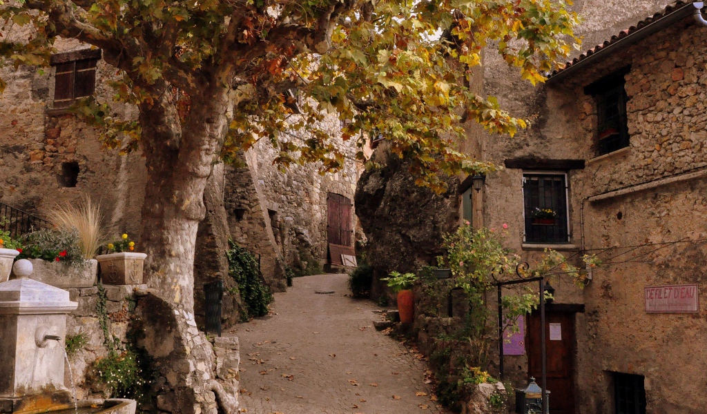 Старинная улочка на Лазурном берегу, Франция