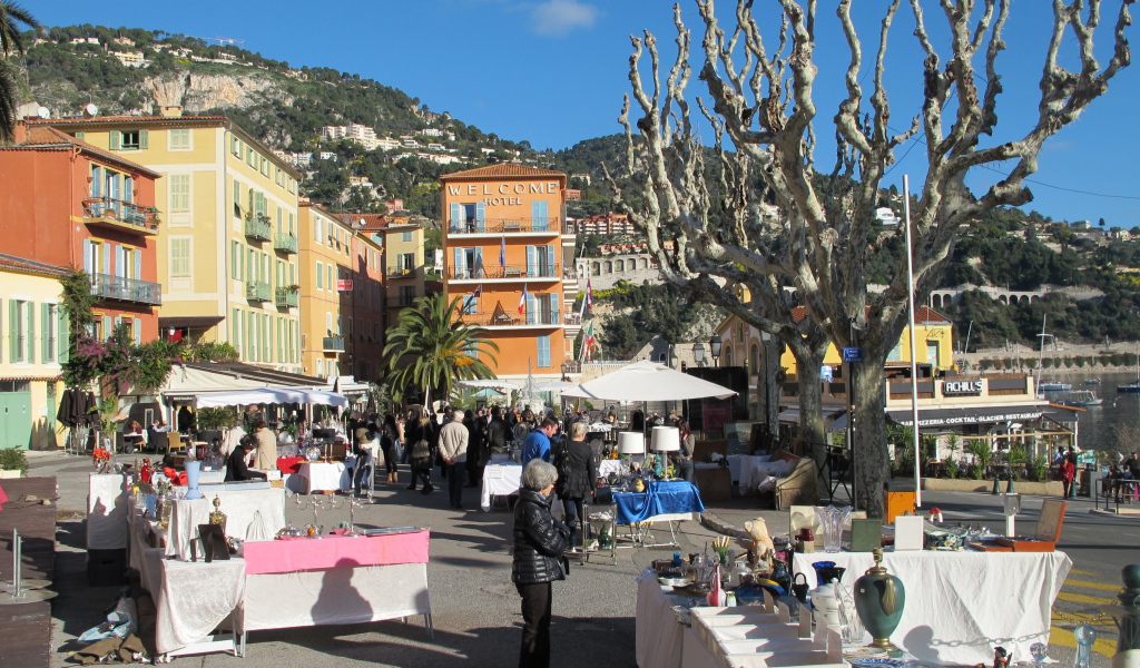 Прогулка по улице на курорте Эз, Франция