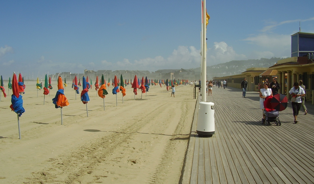 Прогулка по набережной на курорте Довиль, Франция