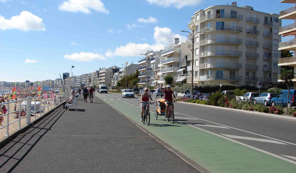 Прогулка по набережной на курорте Ла Боль, Франция