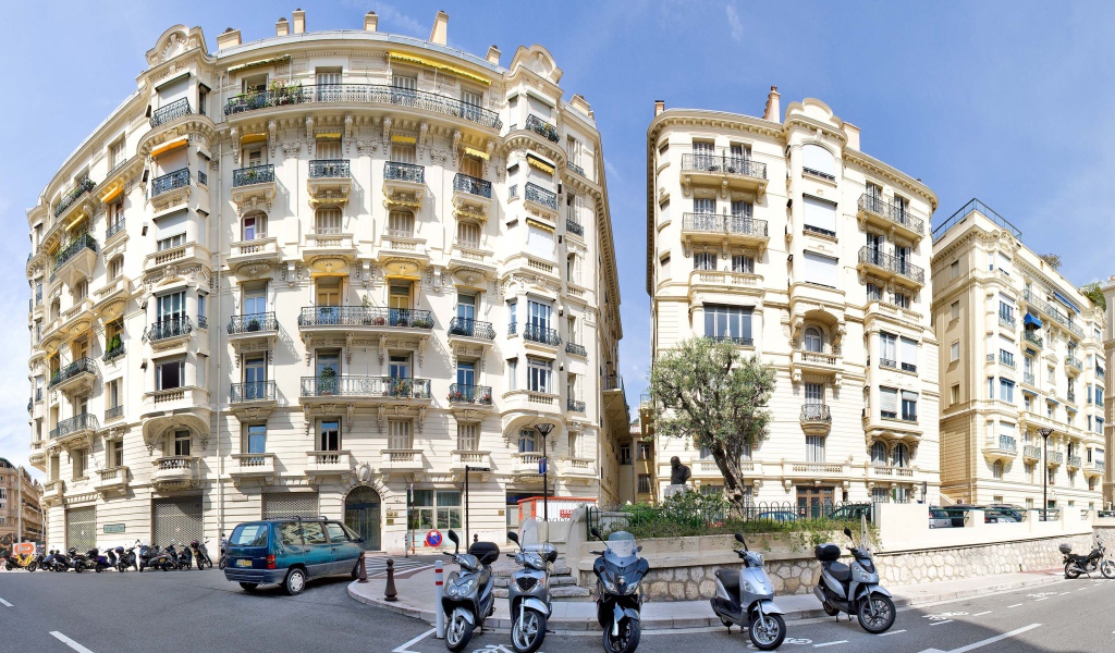 Прогулка по улице в Монако