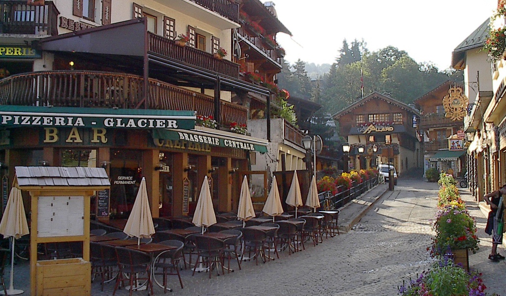 Прогулка по улице на горнолыжном курорте Межев, Франция