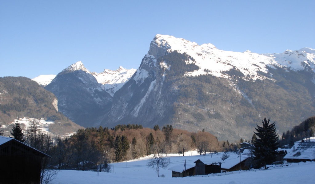 Зимний пейзаж на горнолыжном курорте Самоен, Франция