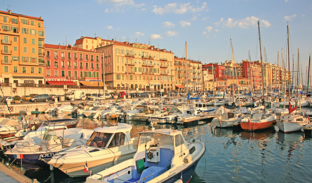 Яхты в порту в городе Ницца, Франция