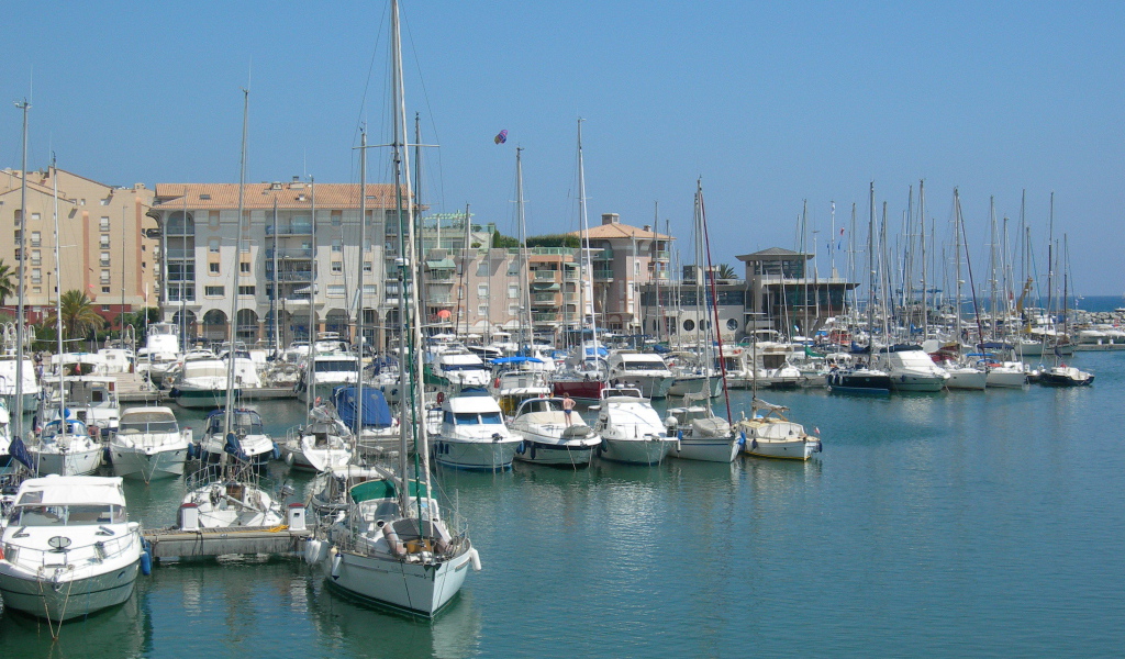 Яхты на фоне зданий на курорте Порт Де Фрежюс, Франция