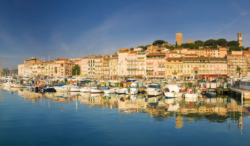 Яхты у берега в Каннах, Франция